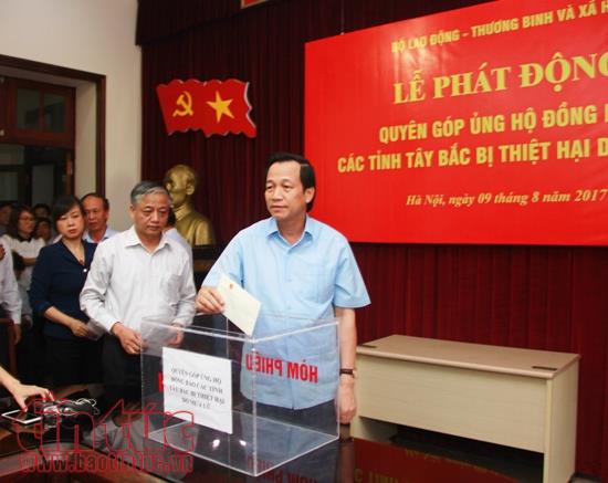 Bộ LĐTBXH quyên góp ủng hộ đồng bào bị lũ lụt ảnh 1